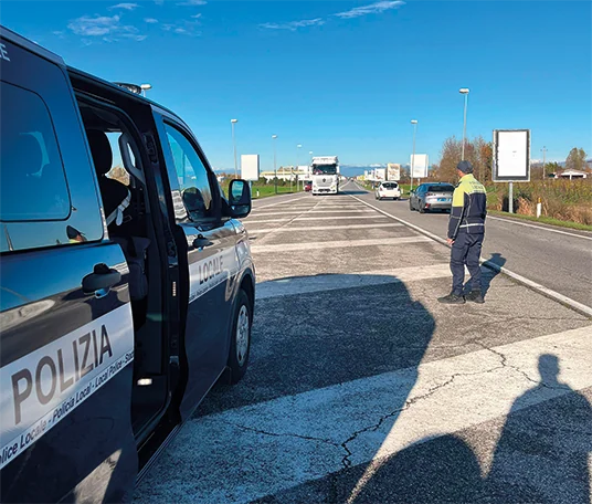 Agente di polizia locale durante un controllo su strada
