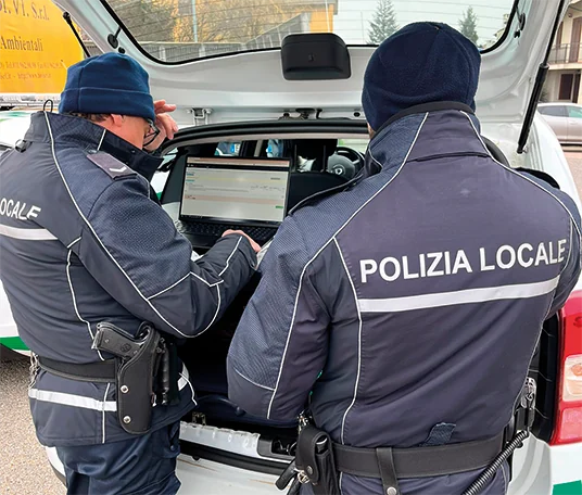 Agenti di polizia locale consultano Siscop sul computer di bordo